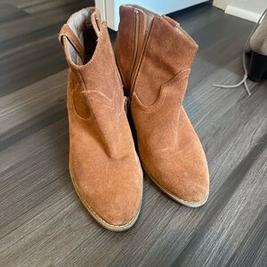 Women’s Vionic ankle boots size 8.5